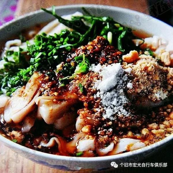 12,活动现场有个旧当地小吃美食街.