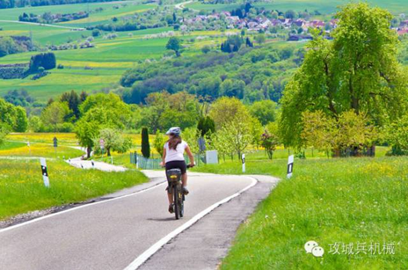 你国人民在高速上堵得发疯，德国却任性地建起了自行车高速！