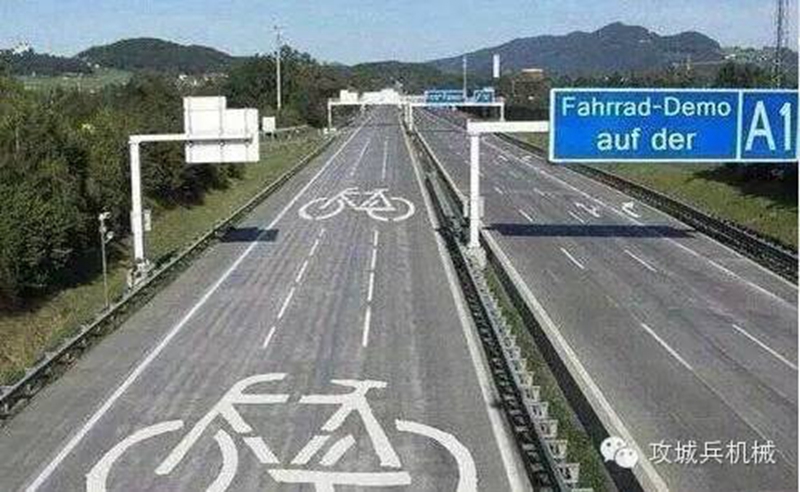 你国人民在高速上堵得发疯，德国却任性地建起了自行车高速！