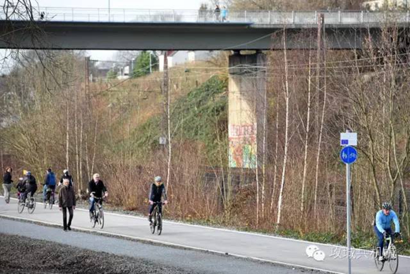 你国人民在高速上堵得发疯，德国却任性地建起了自行车高速！