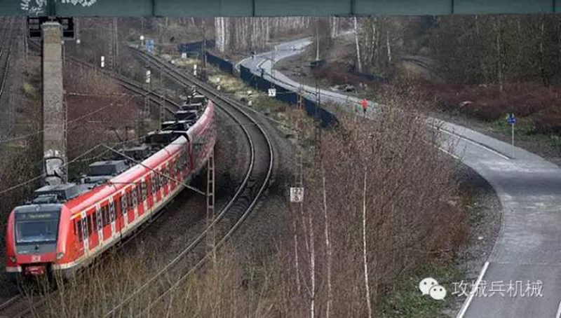 你国人民在高速上堵得发疯，德国却任性地建起了自行车高速！