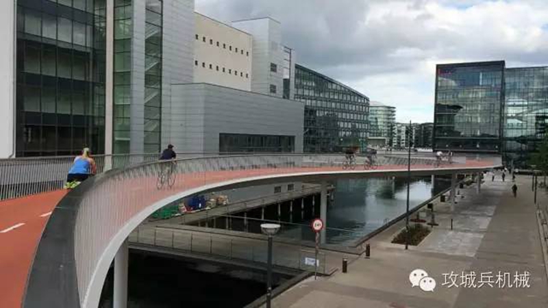 你国人民在高速上堵得发疯，德国却任性地建起了自行车高速！