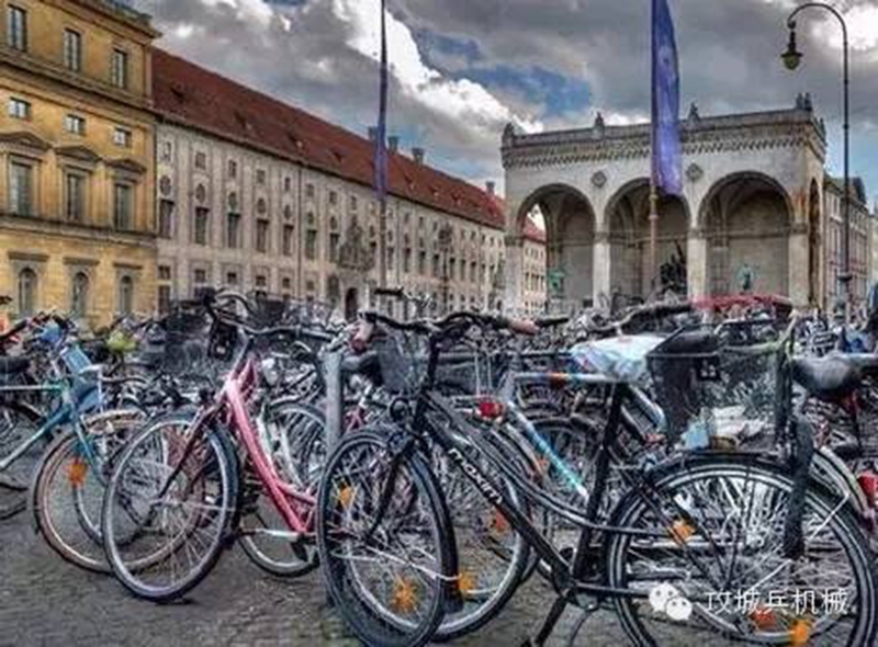 你国人民在高速上堵得发疯，德国却任性地建起了自行车高速！