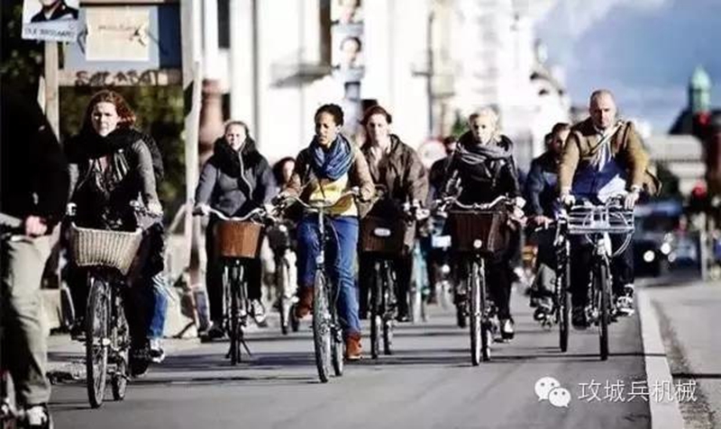 你国人民在高速上堵得发疯，德国却任性地建起了自行车高速！