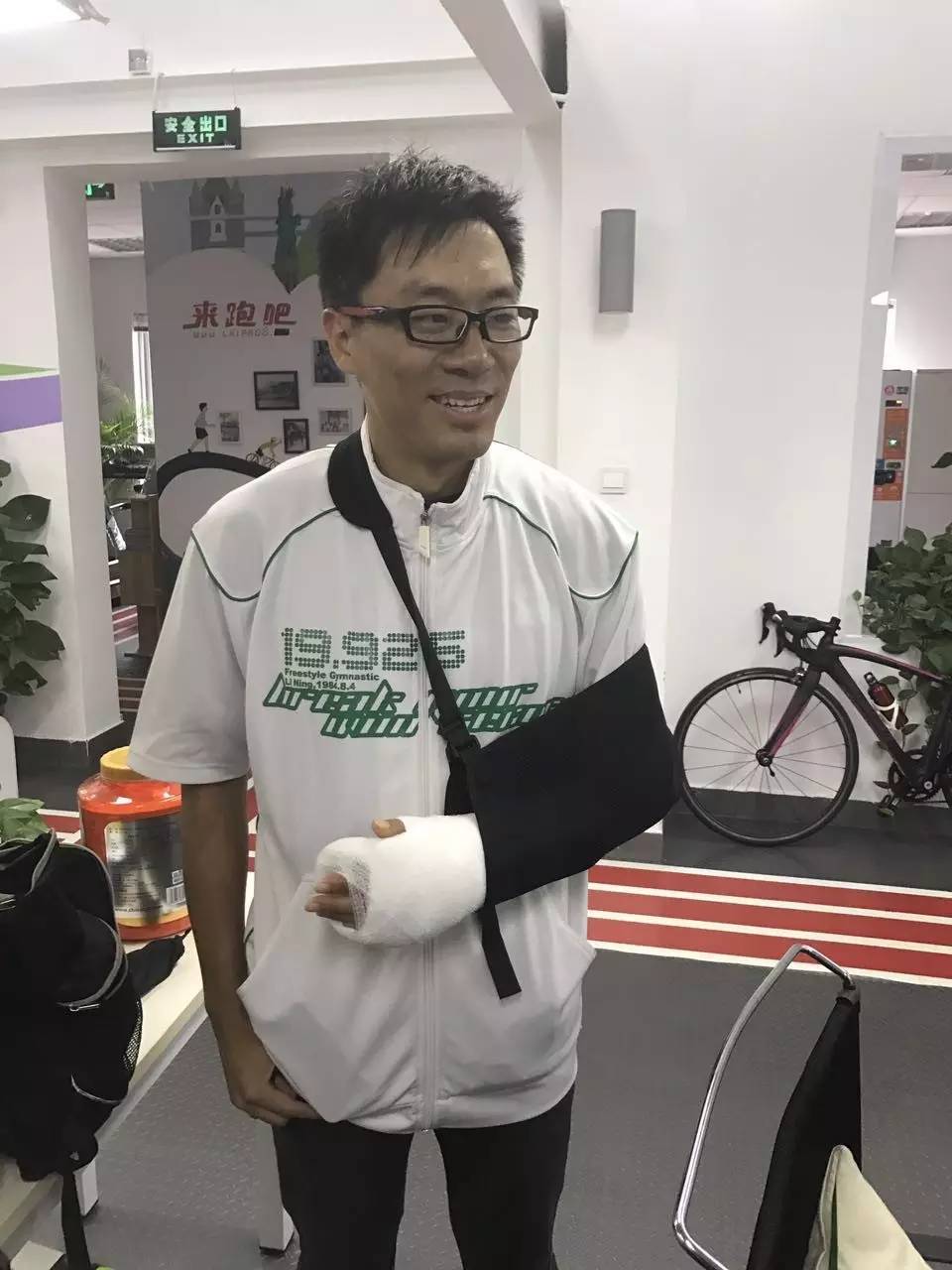 传递正能量：即使受了伤，也无法阻挡他们继续打铁的脚步