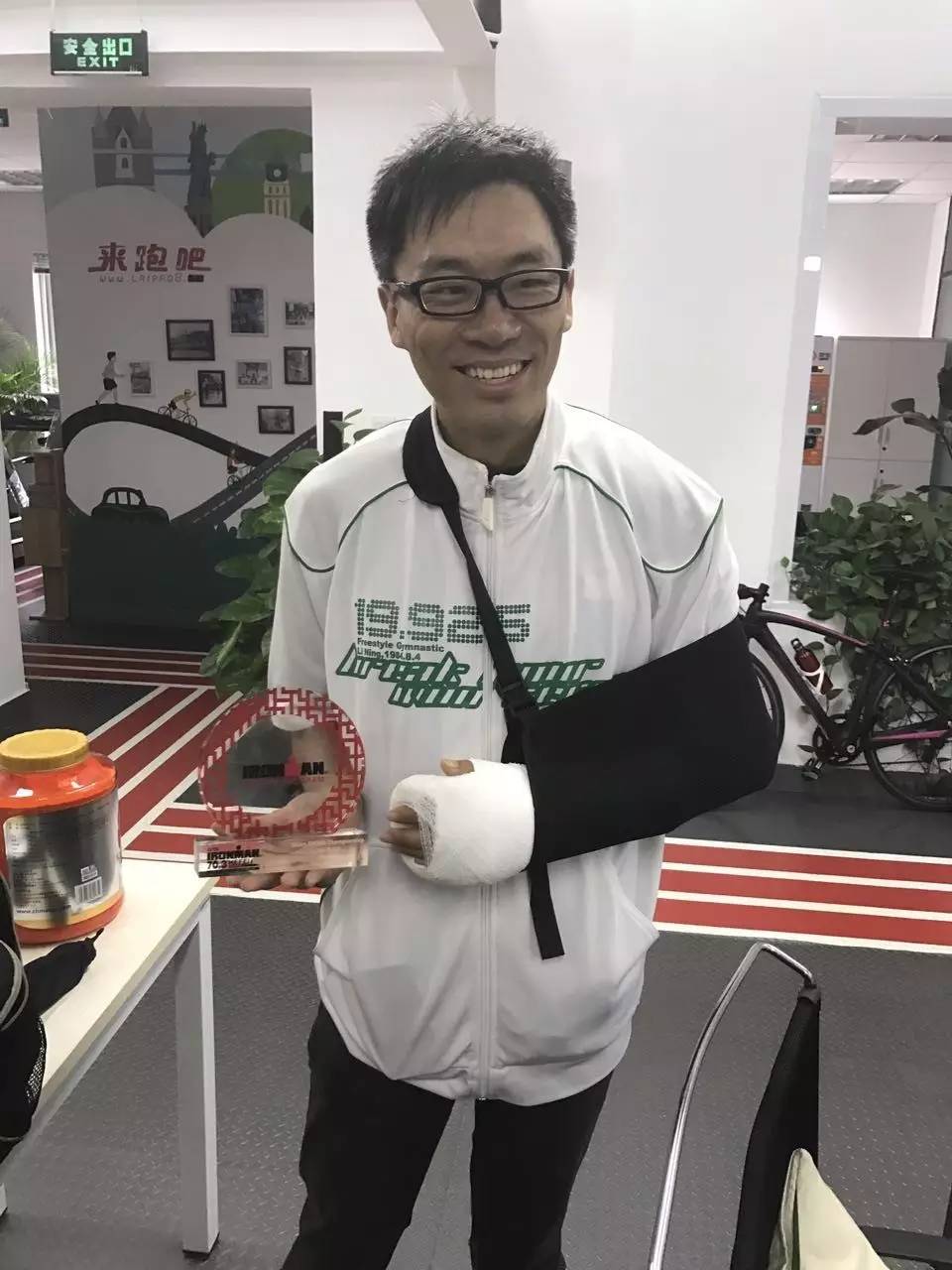 传递正能量：即使受了伤，也无法阻挡他们继续打铁的脚步