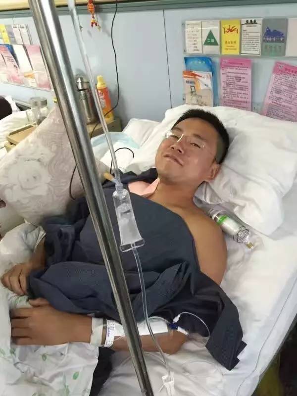传递正能量：即使受了伤，也无法阻挡他们继续打铁的脚步