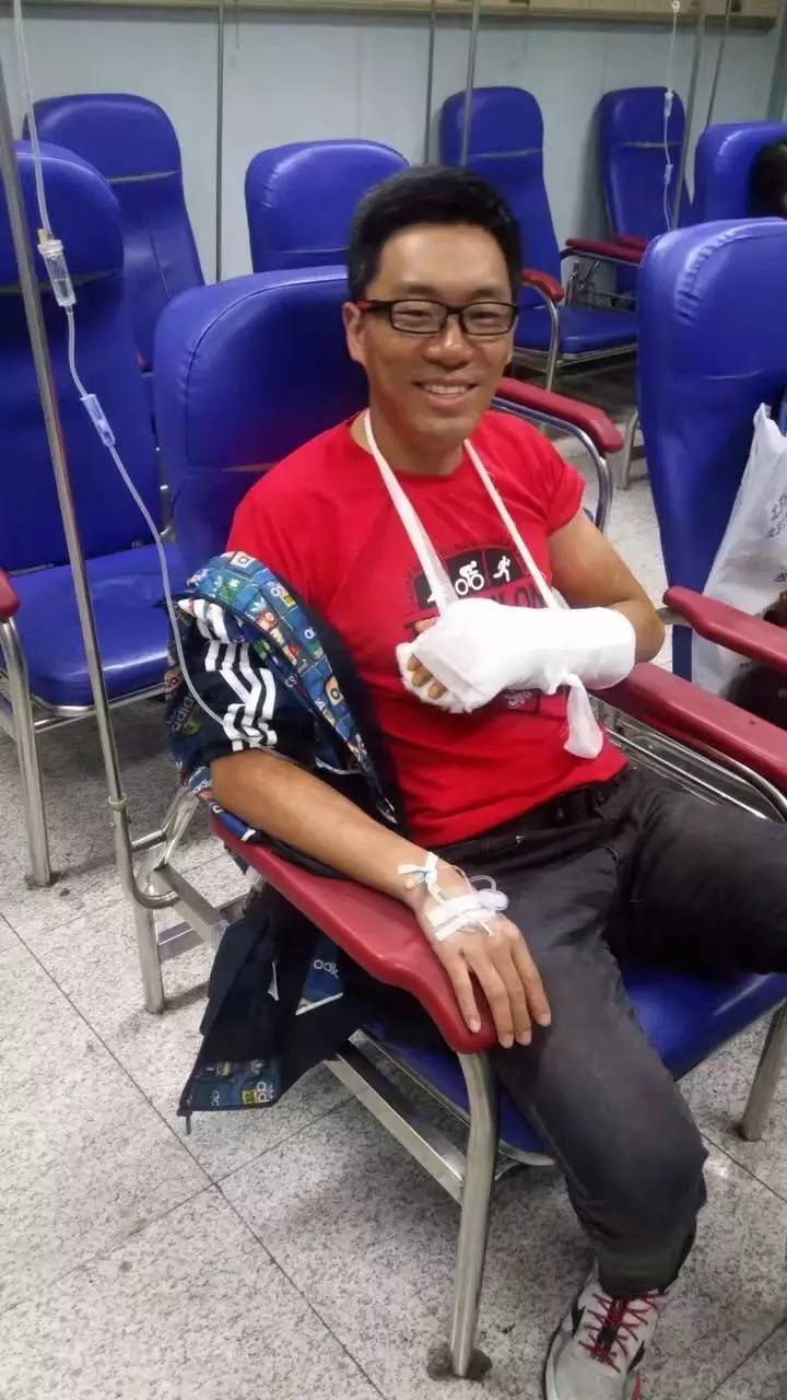 传递正能量：即使受了伤，也无法阻挡他们继续打铁的脚步