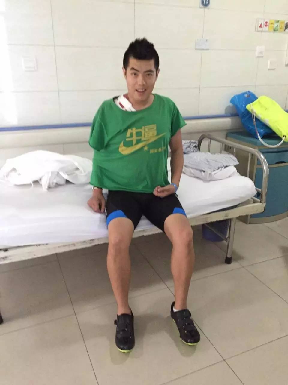 传递正能量：即使受了伤，也无法阻挡他们继续打铁的脚步