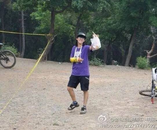 传递正能量：即使受了伤，也无法阻挡他们继续打铁的脚步