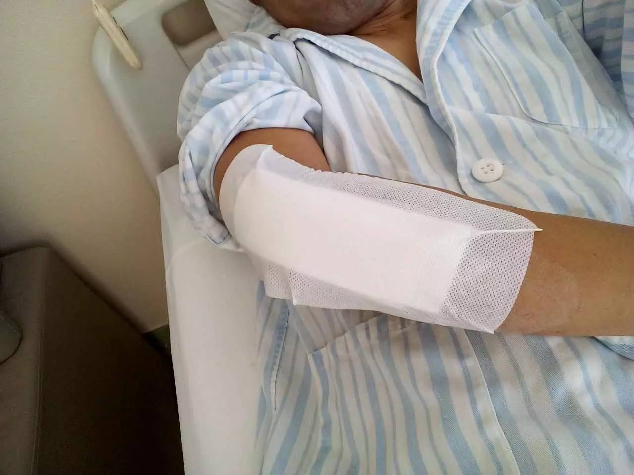 传递正能量：即使受了伤，也无法阻挡他们继续打铁的脚步