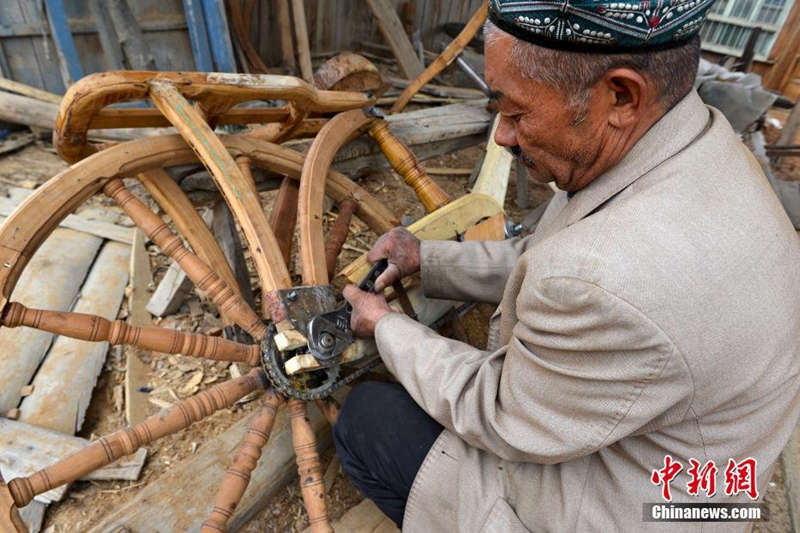 自行车发明成香饽饽！他给自行车穿透视装就透明了……