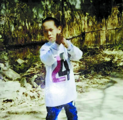 六旬老汉骑单车寻找儿子 半年磨破三双鞋 至今了无音信