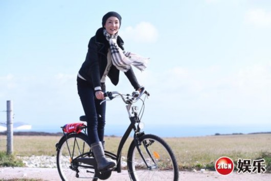 张曼玉骑单车载谢霆锋  演绎《甜蜜蜜》经典场景