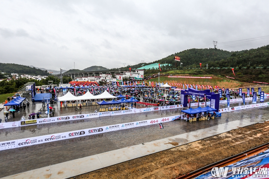 逢赛必雨 泥巴大战再现 中国山地公开赛章贡站首日