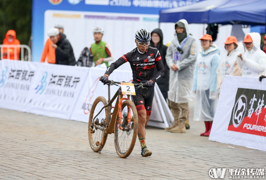 逢赛必雨 泥巴大战再现 中国山地公开赛章贡站首日