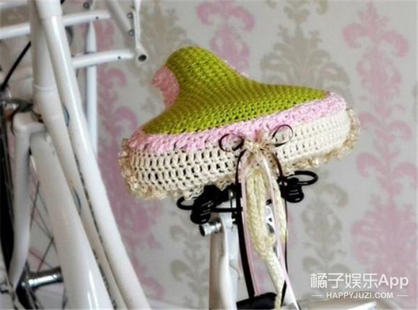 天冷了,这群歪果仁给自行车坐垫穿了件小毛衣