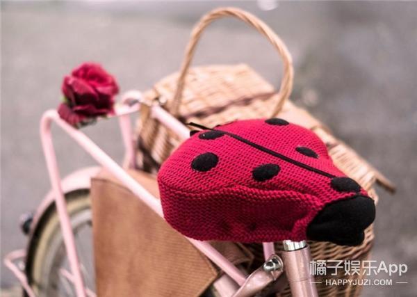 天冷了,这群歪果仁给自行车坐垫穿了件小毛衣