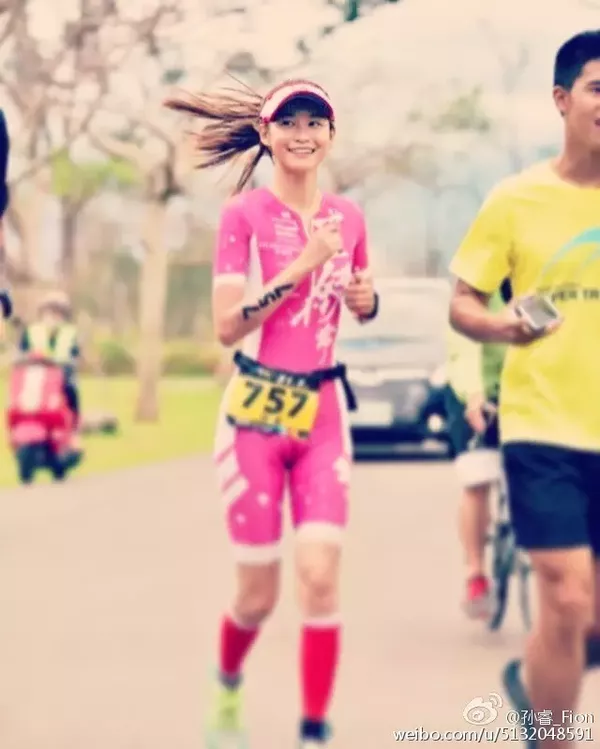 周杰伦的伴娘玩起了铁三，昆凌还会远吗？