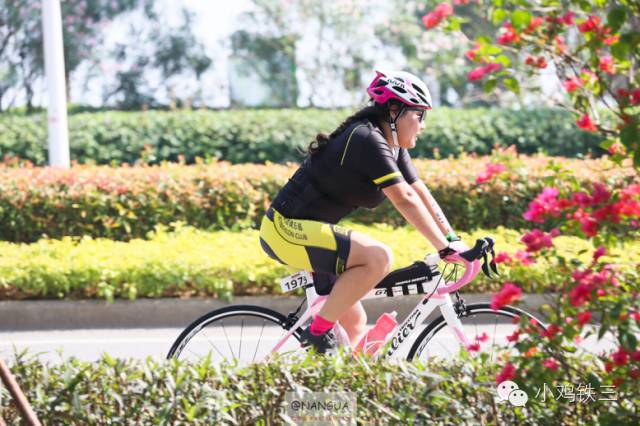 8个小时完赛铁三 混妹子跑过终点后泪奔了
