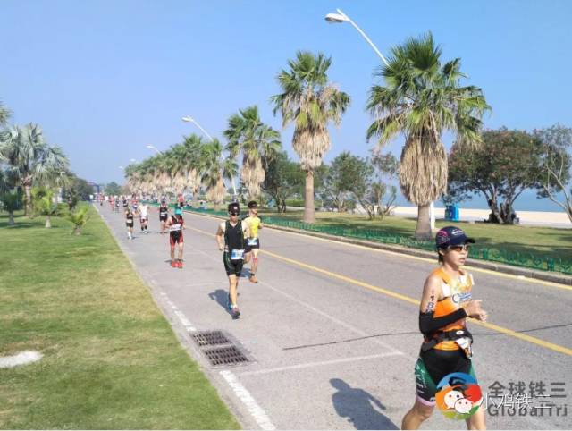 8个小时完赛铁三 混妹子跑过终点后泪奔了