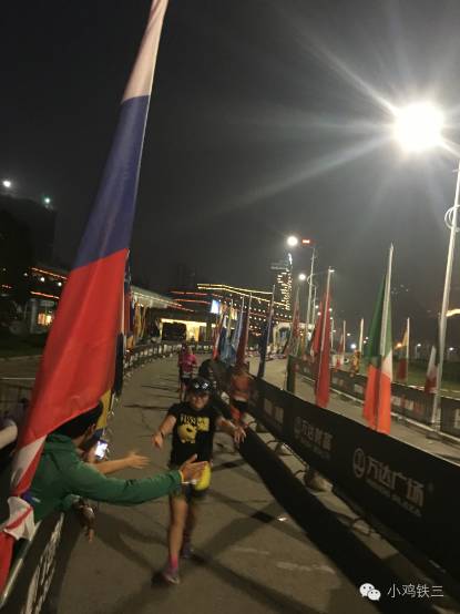 8个小时完赛铁三 混妹子跑过终点后泪奔了