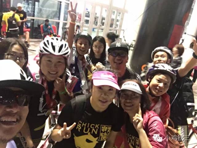8个小时完赛铁三 混妹子跑过终点后泪奔了