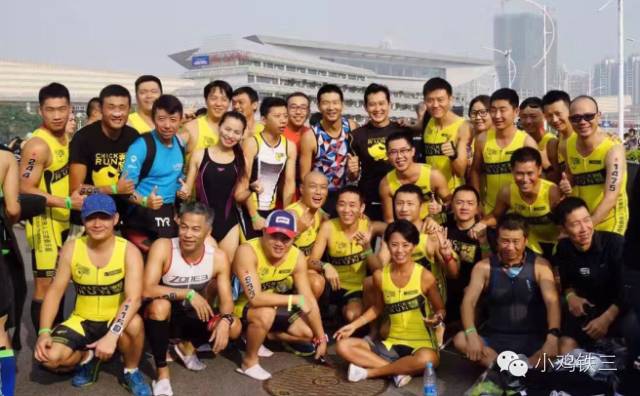 8个小时完赛铁三 混妹子跑过终点后泪奔了