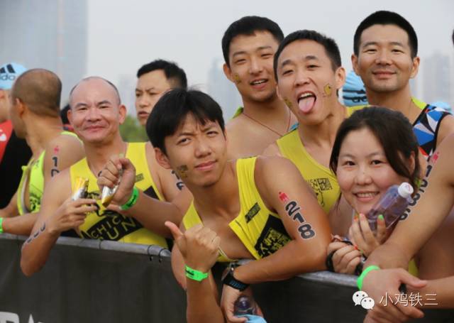 8个小时完赛铁三 混妹子跑过终点后泪奔了