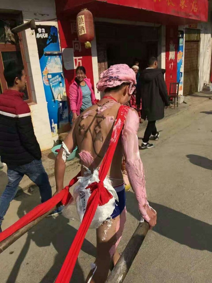 甜蜜的整蠱 余光偉今日大婚：裸身涂奶油 板車?yán)履? ></p><p>婚禮現(xiàn)場(chǎng)，見慣戰(zhàn)袍加身的余光偉，你可見過只穿內(nèi)褲的他；連鎖鞋也不見了，光腳穿著襪子就上陣了；自行車頭盔在婚禮現(xiàn)場(chǎng)也變成了南瓜、沾著奶油的粉色布袋……貴州人的結(jié)婚習(xí)俗真寫實(shí)，想這也是余光偉現(xiàn)在結(jié)婚的心情，著急啊，得趕緊把媳婦娶回家，光身算什么么，“爽”。</p><p style=