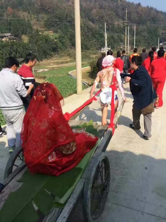 甜蜜的整蠱 余光偉今日大婚：裸身涂奶油 板車?yán)履? ></p><p>婚禮沿路，現(xiàn)場(chǎng)的親朋好友還不斷給余光偉加油哈，再來點(diǎn)奶油，掉了可不行。</p><p style=