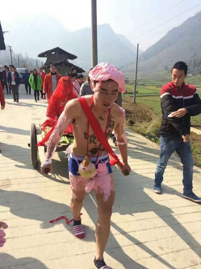 甜蜜的整蠱 余光偉今日大婚：裸身涂奶油 板車?yán)履? ></p><p>這邊成了重點(diǎn)關(guān)注對(duì)象的余光偉，對(duì)比一下身邊穿著棉服、呢子大衣的親朋好友，這大冬天的只差光身上場(chǎng)，心里還是樂呵。</p><p style=