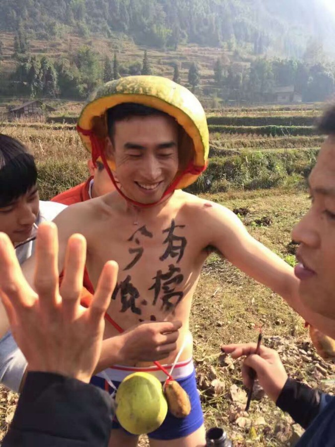 甜蜜的整蠱 余光偉今日大婚：裸身涂奶油 板車?yán)履? ><br/></p><p>胸前寫大字“今晚有……”</p><p style=