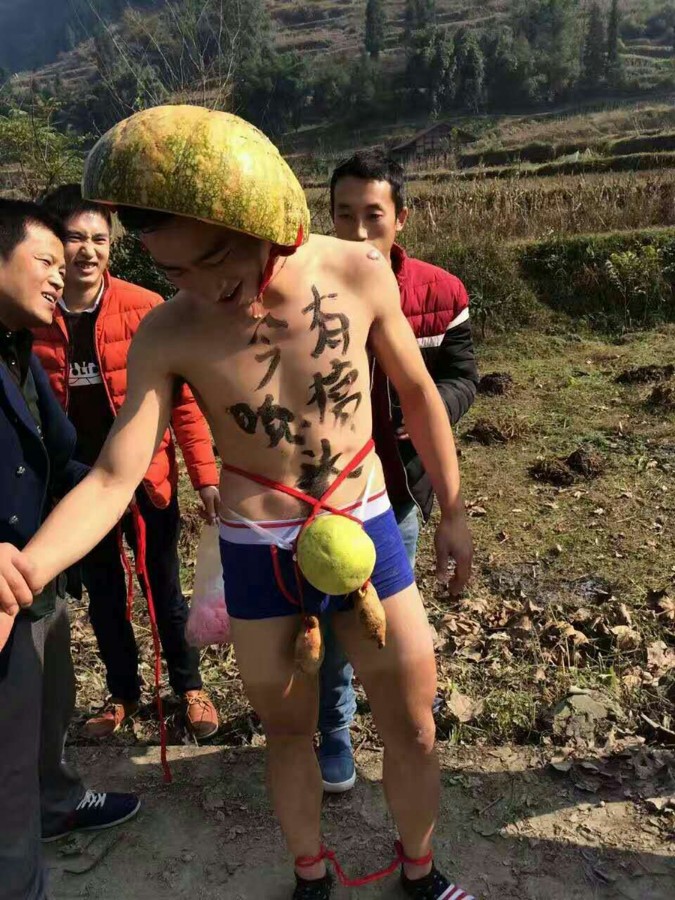 甜蜜的整蠱 余光偉今日大婚：裸身涂奶油 板車?yán)履? ></p><p>嘿嘿，余光偉加上這一身著裝看著特有想象，這結(jié)婚習(xí)俗都快趕上周星馳電影中的整蠱了，還真特別。</p><p>結(jié)婚大喜，小編在此祝福啦！</p><p style=