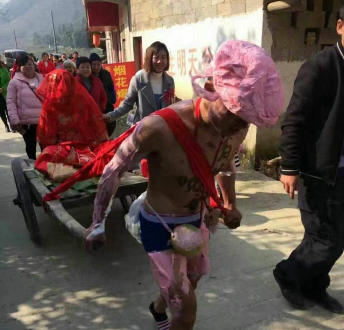 甜蜜的整蠱 余光偉今日大婚：裸身涂奶油 板車?yán)履?/></p><p>入冬<a href=