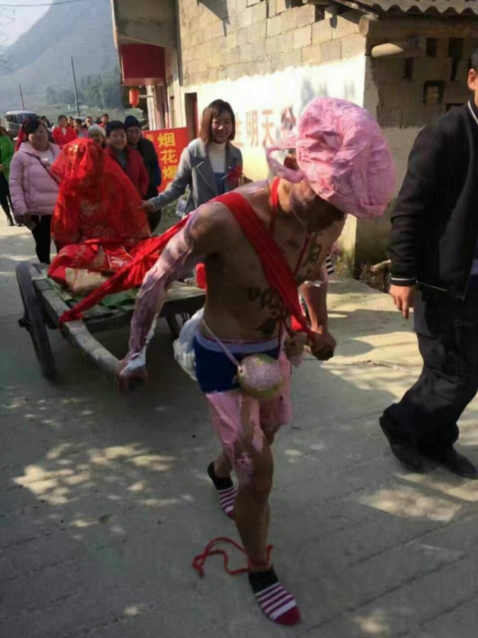 甜蜜的整蠱 余光偉今日大婚：裸身涂奶油 板車?yán)履?/></p><p style=