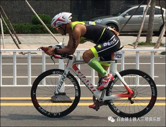 从百公斤到八块腹肌，腰间盘突出的他练成铁三自由骑士