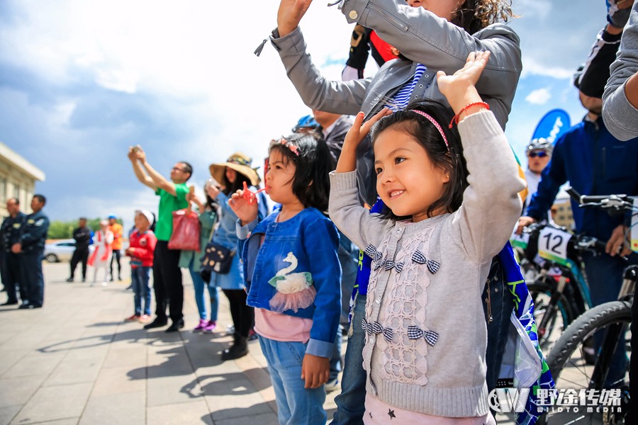 �½�����������һ���� ������˹̹���ֶ�����Ӿ�Ӣ��