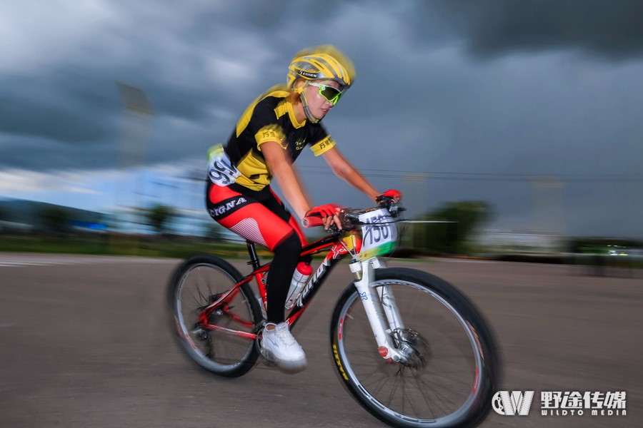 �½�����������һ���� ������˹̹���ֶ�����Ӿ�Ӣ��