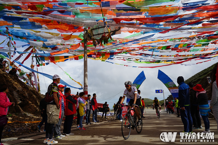 ������ѧ����·��˳����Ļ ��ɫ������ѡ�ֽ���