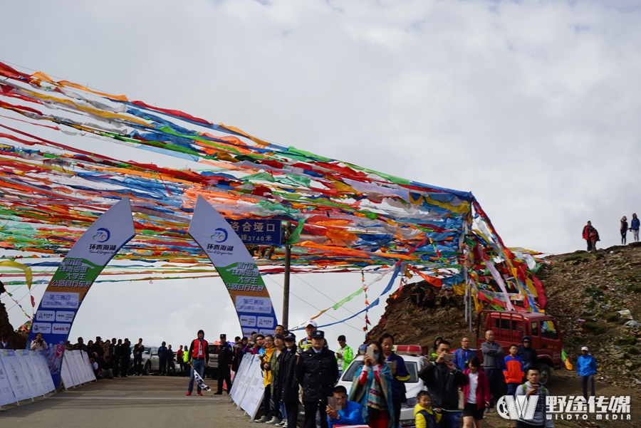 ������ѧ����·��˳����Ļ ��ɫ������ѡ�ֽ���