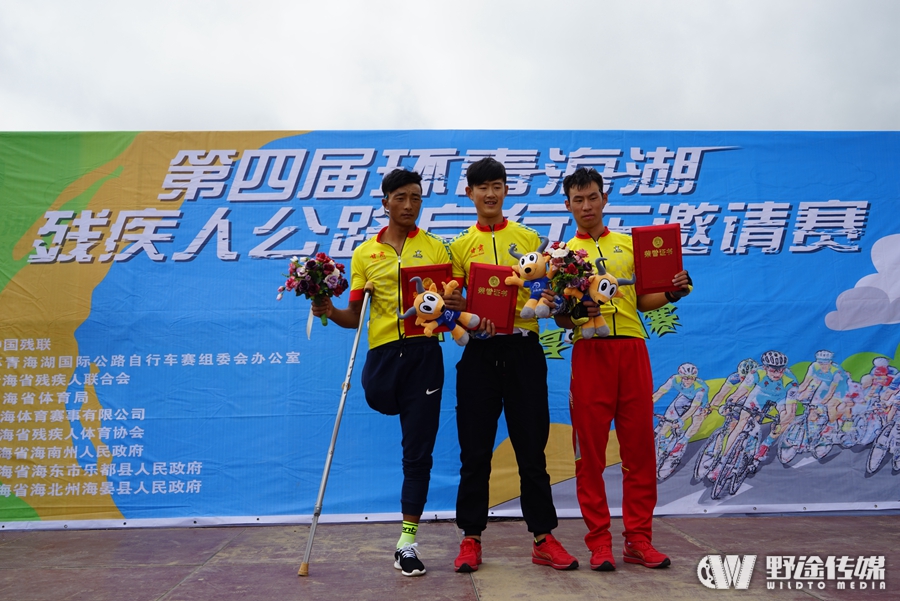 ������ѧ����·��˳����Ļ ��ɫ������ѡ�ֽ���