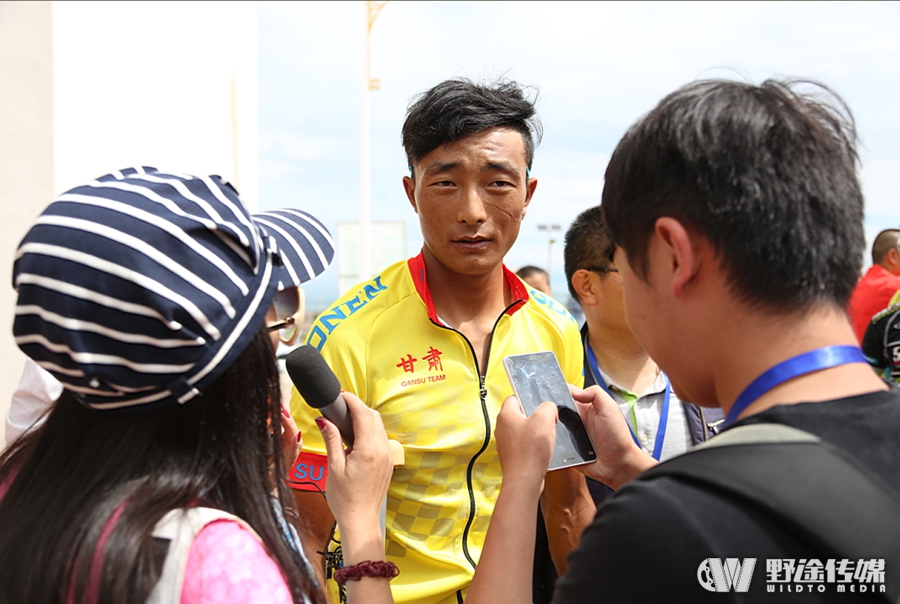 ������ѧ����·��˳����Ļ ��ɫ������ѡ�ֽ���