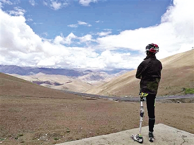 河南单腿小伙翻越21座3000米以上大山到达珠峰