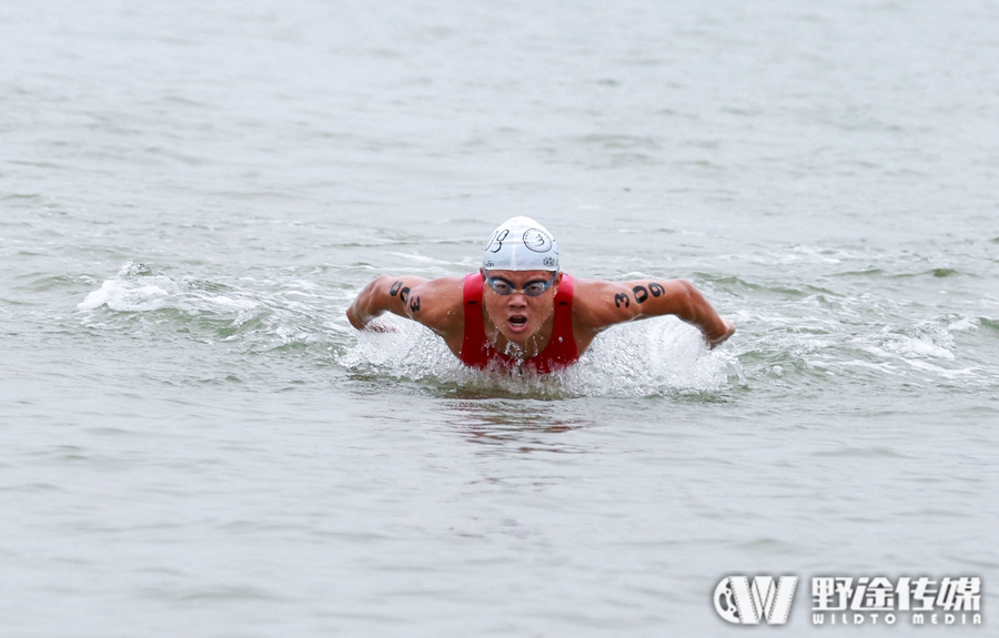 威海长距离铁三世界系列赛 首日遭遇暴雨 铁人雨中完赛