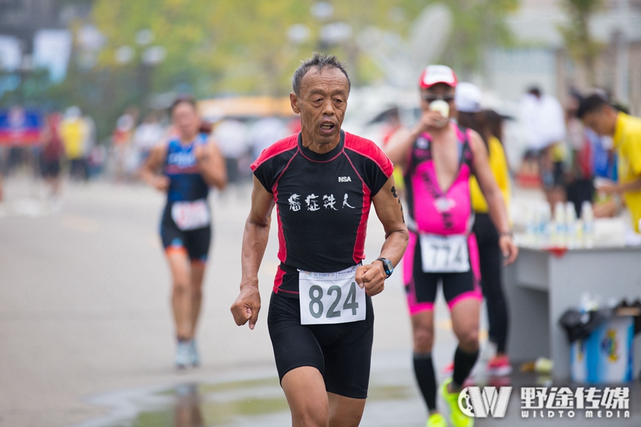 威海长距离铁三世界系列赛 首日遭遇暴雨 铁人雨中完赛