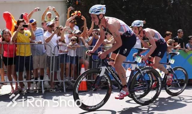 英国布朗利铁三兄弟的相爱相杀：输给他我已经习惯了