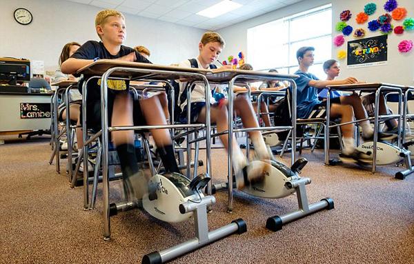 美教师为防学生开小差 课桌下安装自行车脚踏板