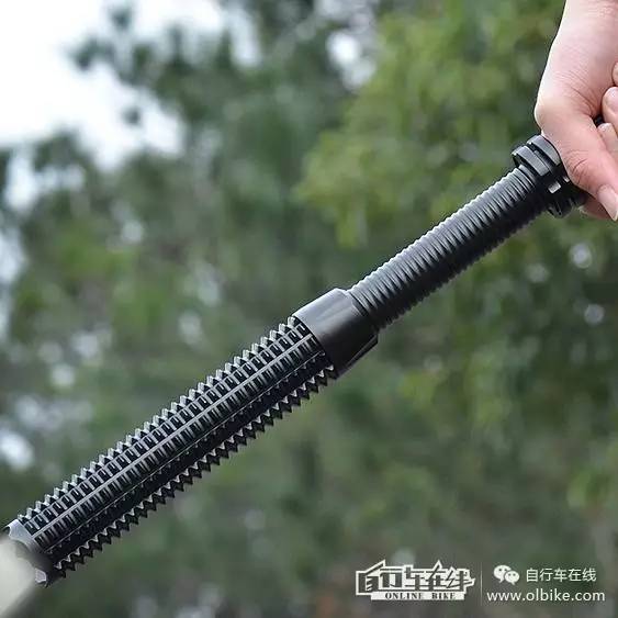 女生独自骑行在外，五款防身工具推荐给你