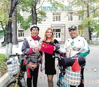郑州退休老人骑游俄罗斯  自行车上插中国国旗